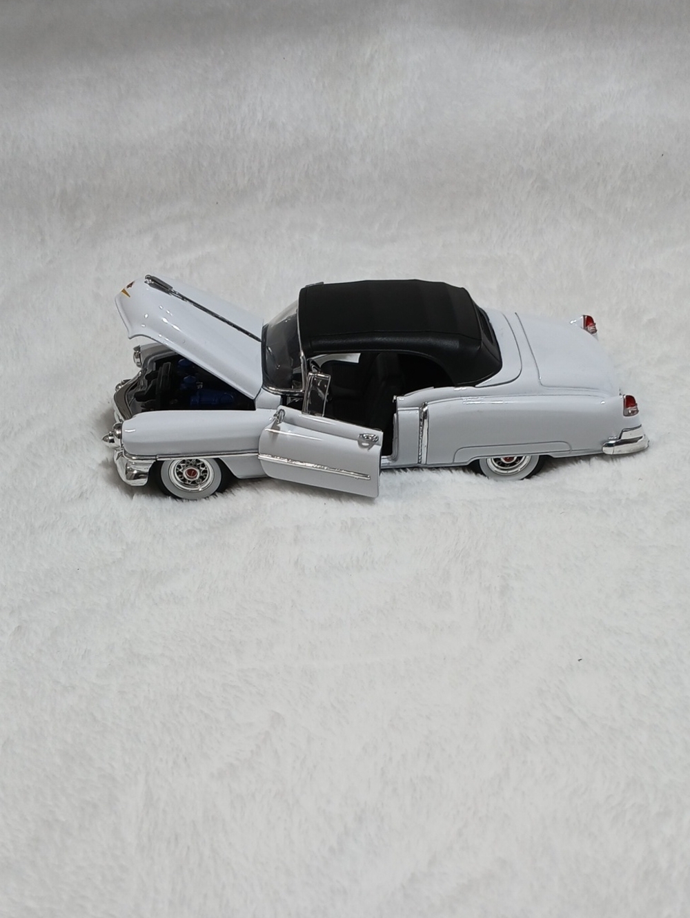 Welly 1953 Cadillac Eldorado Convertible diecast model - Picture 5 of 13